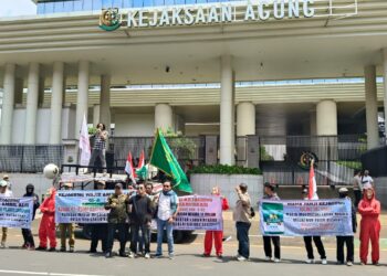 Di Depan  Gedung DPR RI dan Kejaksaan Agung RI  Massa Aksi TRIGA Lampung Desak Tuntaskan Konflik Agraria SGC